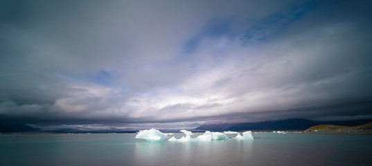 Obraz premium Iceland Lake with Melting Glaciers