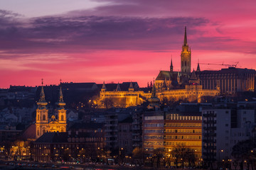 Naklejka premium Beautiful purple sunset over Fisherman Bastion, in Budapest, Hungary