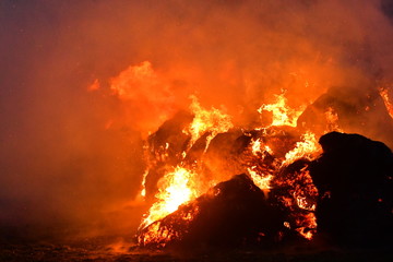 Brennende Rundballen