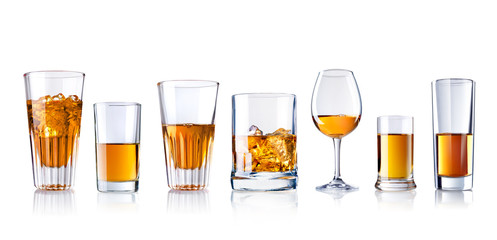 verschieden Gläser mit Whiskey isoliert auf weiß