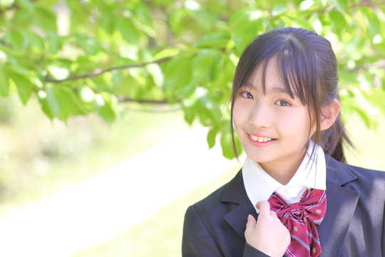 制服の中学生　新緑
