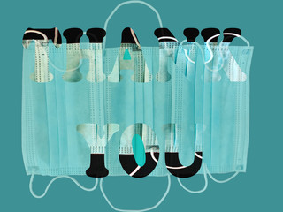 Mascarillas protectoras de papel antivirus con la palabra gracias en inglés  y fondo azul. Agradecimiento al personal sanitario por luchar contra el Covid- 19. Gracias en inglés.