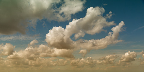 Wolken am blauen Himmel