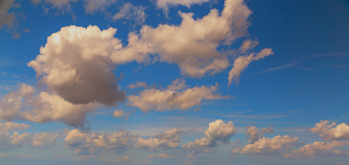 Wolken am blauen Himmel