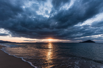 黒い雲のある海の夕景