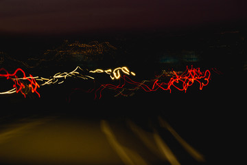 Imagen abstracta de autovía sobre la conducción y el peligro del alcohol en la carretera por la...