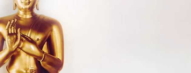 Fototapeten Buddha Hintergrund-Buddha-Gesichts-Kopf-Körper-Hände im buddhistischen Tempel mit isolierter Wand. Die thailändische alte Frau betet für viel Glück, die friedliche Zen-Meditation und die heilige Meditation entspannen sich. Goldstatue im thailändischen Tempel zum  © Chan2545