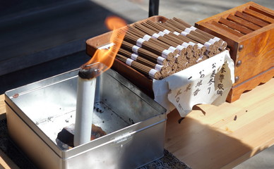 お寺の前の線香売り場　無人　日本のお寺