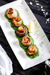 Fish rolls on spinach baked under cheese