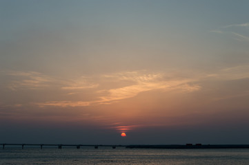 オレンジ色の夕日と飛行場の誘導灯