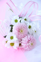 パステルカラーのピンポンマムと白の小菊の花束（グレーと白のチュールの背景）