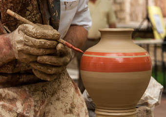 Alfarero pintando un jarrón