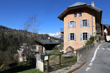 Fototapeta na wymiar Habitations le long d'une route. Alpes françaises. Saint-Gervais-les-Bains. Haute-Savoie. France.