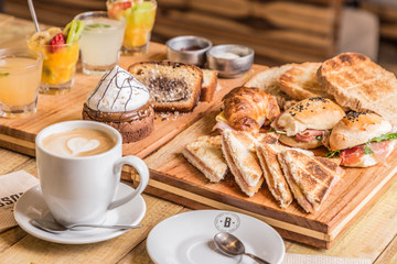 TABLA BUFÉ PARA EL DESAYUNO LLENA DE COMIDAS, SALADO, DULCES, PASTELES, BEBIDAS FRÍAS Y CALIENTES