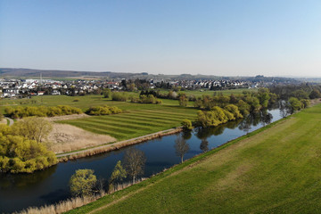 Fototapeta na wymiar Luftaufnahme vom Lahnradweg im Frühling