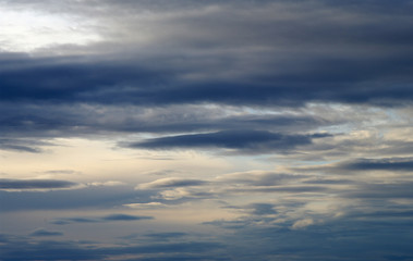 Cielo con nubes azul precioso