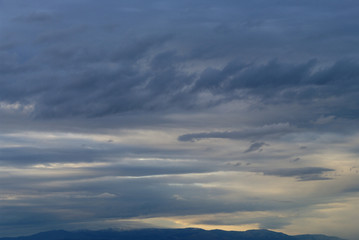 Cielo con nubes azul precioso