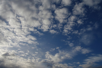 cielo azul con nubes blancas precioso