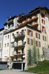 Fototapeta na wymiar Façades d'immeubles situés derrière le centre-ville. Parking. Alpes françaises. Saint-Gervais-les-Bains. Haute-Savoie. France.