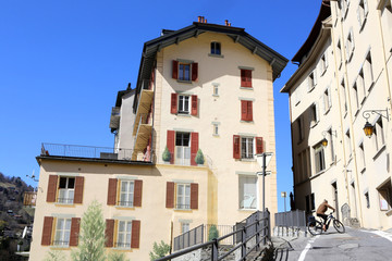 Façades d'immeubles situés derrière le centre-ville. Parking. Alpes françaises. Saint-Gervais-les-Bains. Haute-Savoie. France.