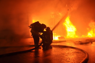 Feuerwehr löscht