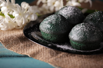 Obraz na płótnie Canvas sweet green muffins with spring flowers
