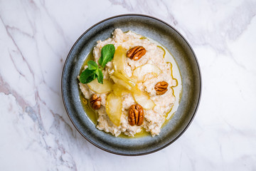 porridge with Apple and pecan