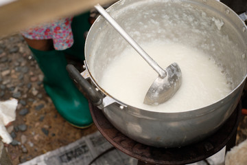 she cooks rice gruel in the pot
