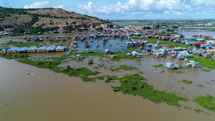 Village flottant agricole et pêcheurs près de Siem Reap au Cambodge vue du ciel
