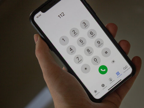 Wybieranie numeru alarmowego na telefonie. 