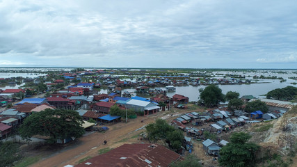 Village flottant agricole et pêcheurs près de Siem Reap au Cambodge vue du ciel