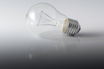 lampada ad incandescenza con filo di tungsteno riflessa 