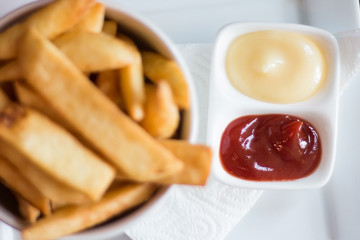 French fries or french fries Served with sauce and mayonnaise , Is a popular food for general people