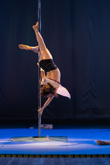 Obraz na płótnie Canvas girl athlete gymnasts show a pair acrobatic performance on the pylon.