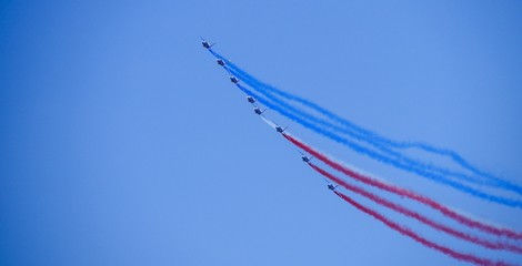 Fototapeta na wymiar Avion de chasse de la patrouille de France commémoration fête nationale 