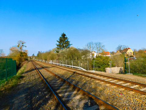 Gleisbett mit Schotter und Schienen
