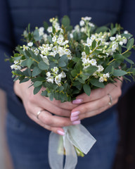 bride holding bouquet
