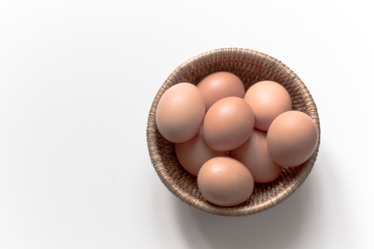 Cesta con huevos sobre fondo blanco