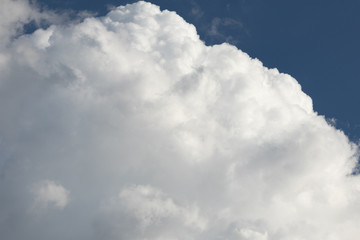 Nubes sobre fondo azul del cielo
