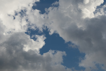 Nubes sobre fondo azul del cielo