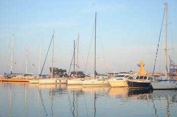Fototapeta na wymiar Beautiful yachts near the shore at sunset