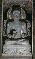 Obraz premium Sculptures of Gautama Buddha inside the Caves of Ajanta, an UNESCO world heritage site near Aurangabad in Maharashtra, India