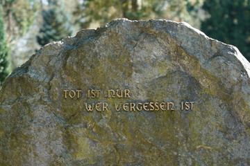 Grabmal mit Aufschrift „Tod ist nur, wer vergessen wird“