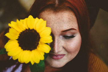 Retrato feminino com ruiva e girassol.