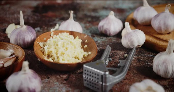 Crushed garlic in the plate rotates slowly.