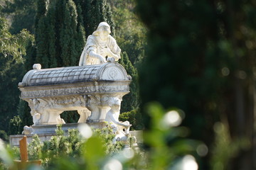 Sarkophag aus weißem Marmor – Grabmahl auf dem alten Friedhof in Darmstadt
