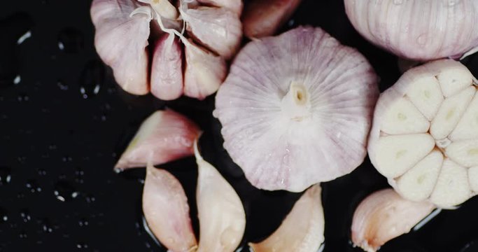 Head and sliced garlic slowly rotate.