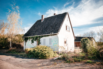 Fototapeta na wymiar Verlassenes Haus Marode Immobilie Leerstand