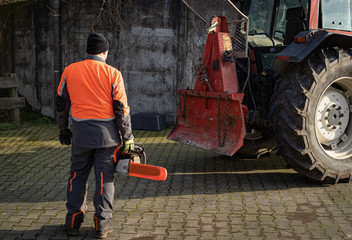 Waldbauern bzw. Waldarbeiter schneiden und verkleinern gefällte Bäume zu Brennholz. Forsttechnik...