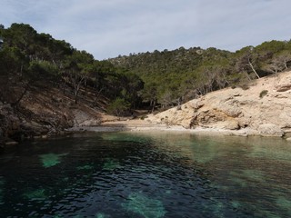 vista del mar de una playa de Mallorca con aguas cristailnas y mar en calma. Concepto de vacaciones verano y relax